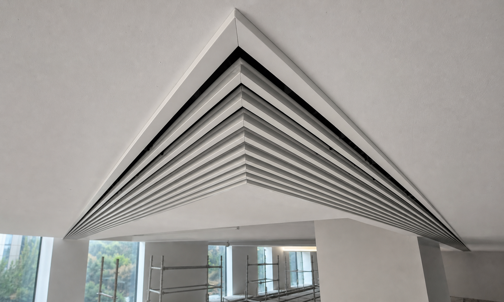 V-chevron multi-blade form — triangulated geometry